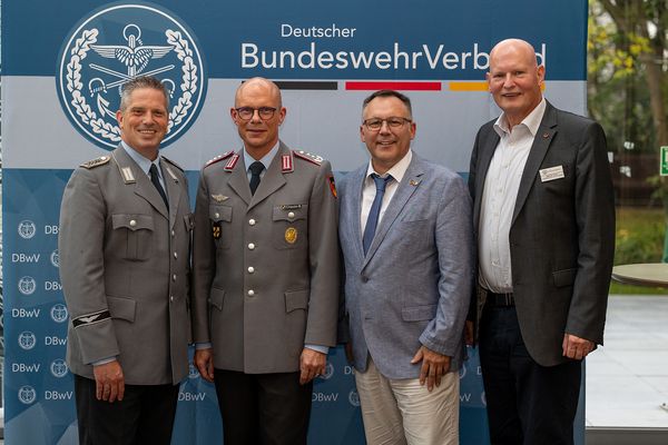 Der Vorsitzende des Fachbereichs Beteiligungsrechte, Oberstabsfeldwebel Sascha Altenhofen (v.l.n.r.), mit den Spitzenkandidaten Andreas Chacón Blazquez, Bernd Kaufmann und Klaus-Hermann Scharf. Foto: DBwV/Yann Bombeke