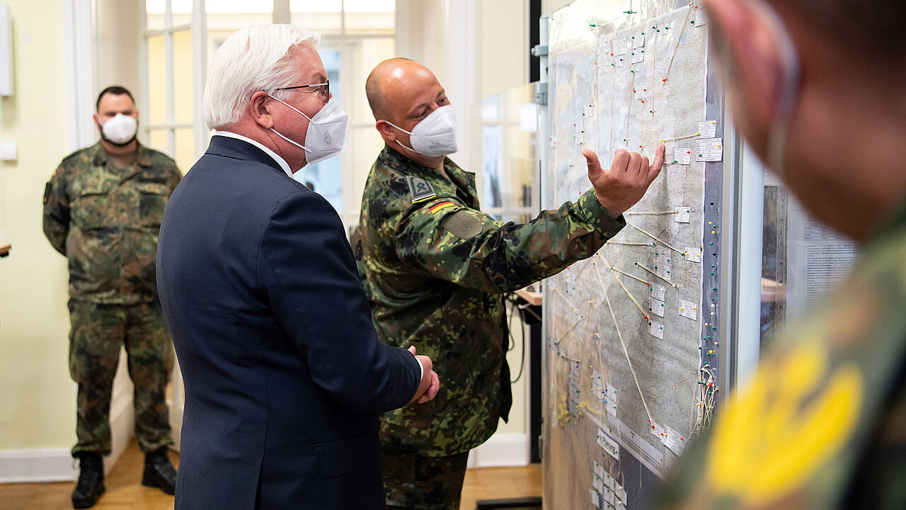 Bundespräsident Frank-Walter Steinmeier ließ sich in Berlin über die Arbeit des Kommandos Territoriale Aufgaben in der Corona-Amtshilfe infomrieren. Foto: picture alliance/dpa | Bernd von Jutrczenka