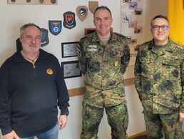 Oberstleutnant Mario Reuter (Mitte) mit dem Bezirksvorsitzenden Oberstleutnant Michael Schwab sowie Oberstabsfeldwebel d.R. Winni Müller. Foto: privat