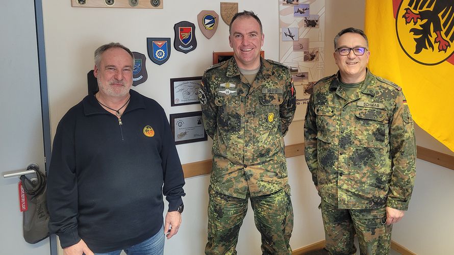 Oberstleutnant Mario Reuter (Mitte) mit dem Bezirksvorsitzenden Oberstleutnant Michael Schwab sowie Oberstabsfeldwebel d.R. Winni Müller. Foto: privat