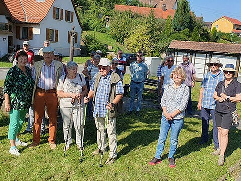 Mitglieder der Kameradschaft ERH bei der traditionellen Herbstwanderung rund um Külsheim. Foto: Carina Rother