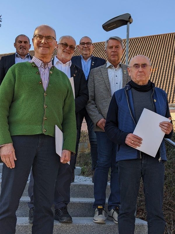 Die für ihre jahrzehntelange Treue zum BundeswehrVerband ausgezeichneten Mitglieder der KERH Schongau. Foto: HHR