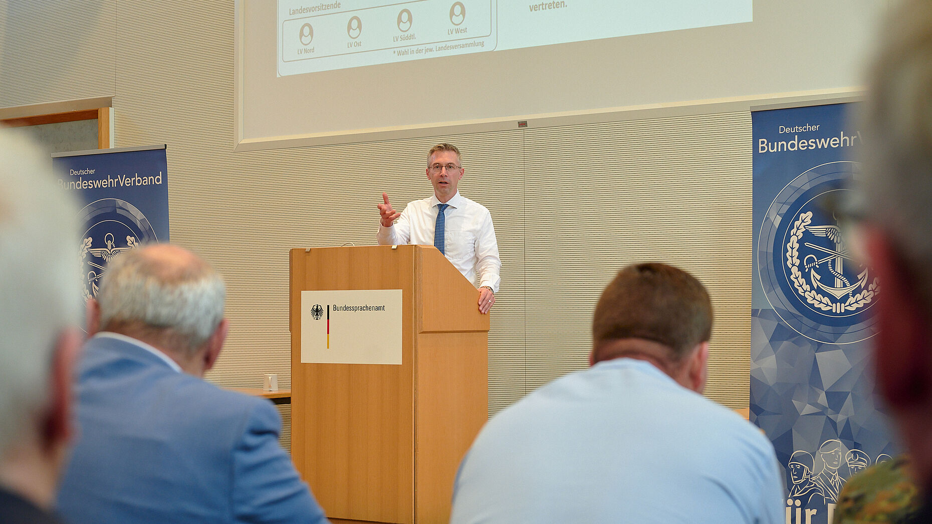 Lieferte Entscheidungsgrundlagen zu gewichtigen Anträgen zur HV: Justitiar Christian Sieh. Foto: DBwV/Ingo Kaminsky