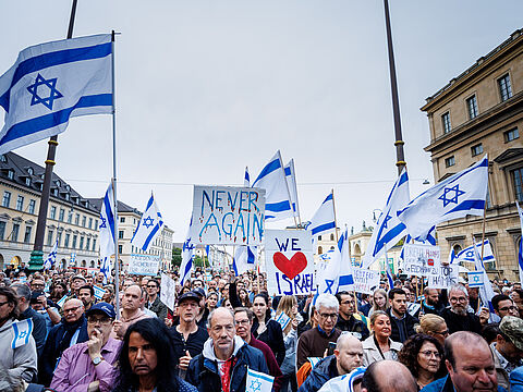 Weltweit zeigen Menschen ihre Solidarität mit Israel. Rund 1.000 Menschen nahmen an der Kundgebung auf dem Münchner Odeonsplatz teil. picture alliance/dpa | Matthias Balk