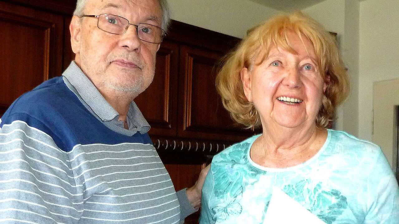 Wolf-Dieter Zimmermann gratulierte Ruth Leppert, welche die Mitgliedschaft ihres Ehemanns fortsetzte und heute eine feste Größe bei Veranstaltungen des Stammtisches, der AG Heidekaul und des Frauentreffs der KERH Köln ist. Foto: A.Wulf