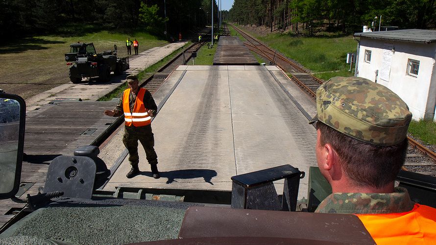 Entladen: Der Dachs wird rückwärts vom Waggon gefahren, der Fahrer ist auf die Anweisungen seines Kameraden angewiesen. Foto: DBwV/Vieth