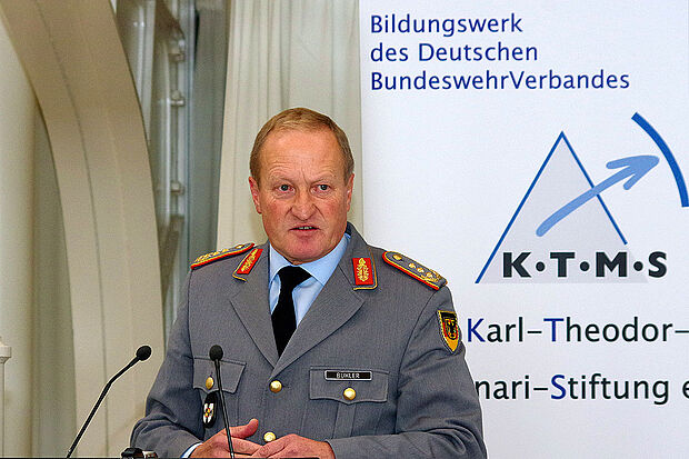 Generalleutnant Erhard Bühler beschrieb, wie die Bundeswehr für die Zukunft noch besser aufgestellt werden kann. Foto: DBwV/Henning