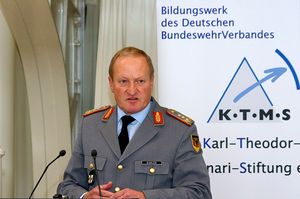 Generalleutnant Erhard Bühler beschrieb, wie die Bundeswehr für die Zukunft noch besser aufgestellt werden kann. Foto: DBwV/Henning