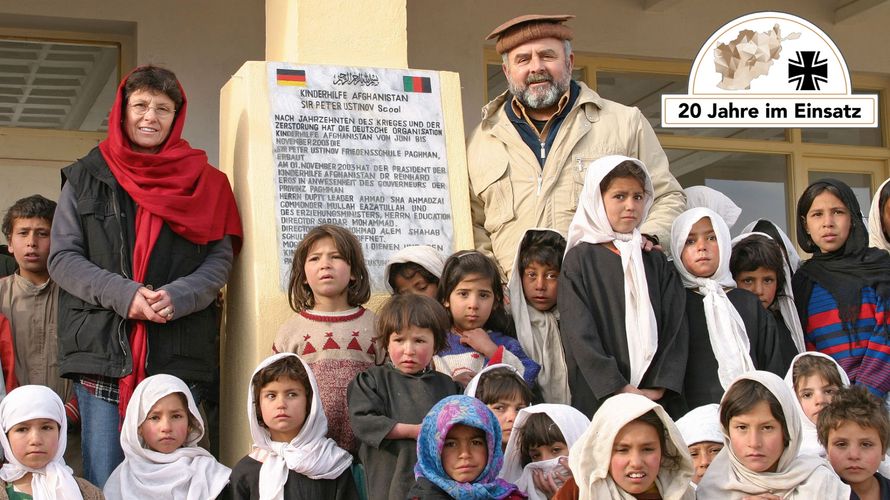 Annette und Dr. Reinhard Erös bei einer Schuleröffnung. Foto: privat