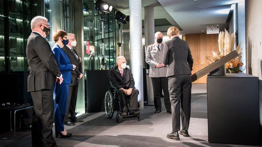 Am Abend des 18. November wurde sie eingeweiht: Die Stele mit dem elektronischen Gedenkbuch erinnert jetzt im Bundestag an die Toten der Auslandseinsätze der Bundeswehr. Foto: Bundestag