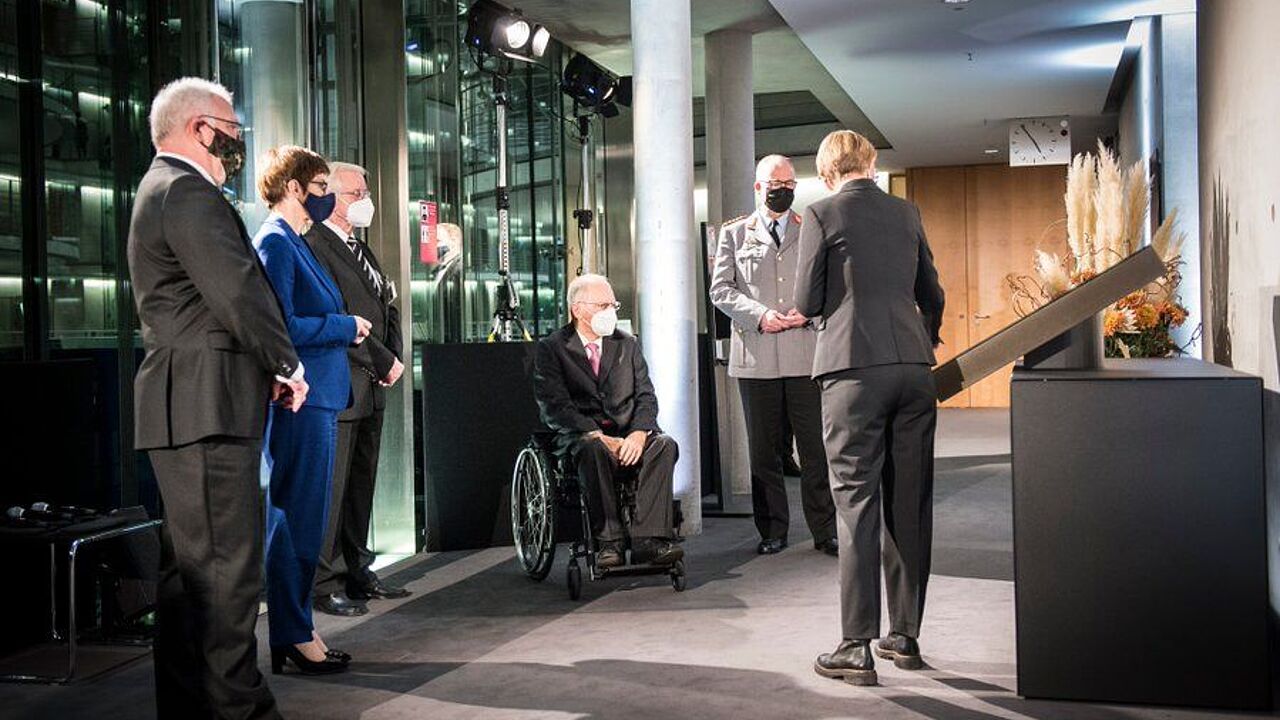 Am Abend des 18. November wurde sie eingeweiht: Die Stele mit dem elektronischen Gedenkbuch erinnert jetzt im Bundestag an die Toten der Auslandseinsätze der Bundeswehr. Foto: Bundestag
