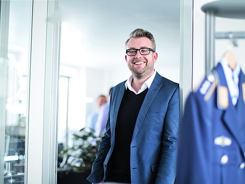 Die Uniform an den Nagel hängen und den neuen Traumjob finden? Kein Problem mit einer guten Bewerbung. Viele Tipps bietet unsere neue Sonderveröffentlichung Qualifikation und Ausbildung. Foto: BWI/Alexander Grüber