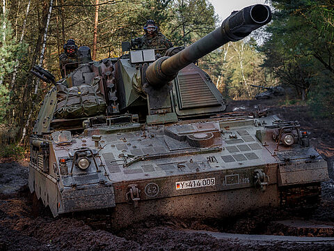 Panzerhaubitze 2000 bei der Übung "White Sparrow" in Munster im Mai 2021. 14 Stück dieser Artilleriegeschütze hat Deutschland der Ukraine im Kampf gegen Russland geliefert. Foto: Bundeswehr/Marco Dorow