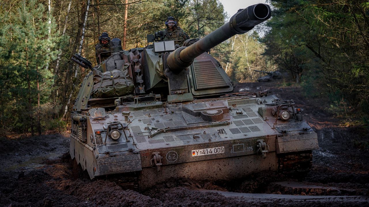 Panzerhaubitze 2000 bei der Übung "White Sparrow" in Munster im Mai 2021. 14 Stück dieser Artilleriegeschütze hat Deutschland der Ukraine im Kampf gegen Russland geliefert. Foto: Bundeswehr/Marco Dorow
