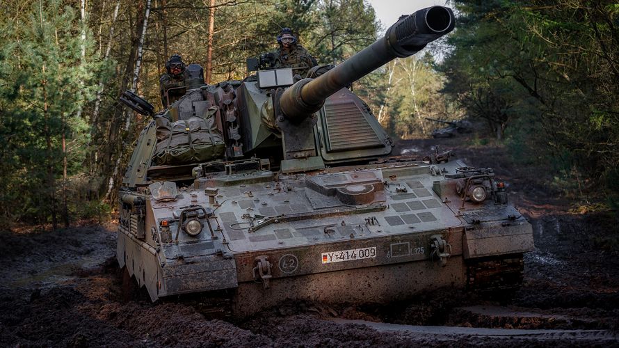 Panzerhaubitze 2000 bei der Übung "White Sparrow" in Munster im Mai 2021. 14 Stück dieser Artilleriegeschütze hat Deutschland der Ukraine im Kampf gegen Russland geliefert. Foto: Bundeswehr/Marco Dorow