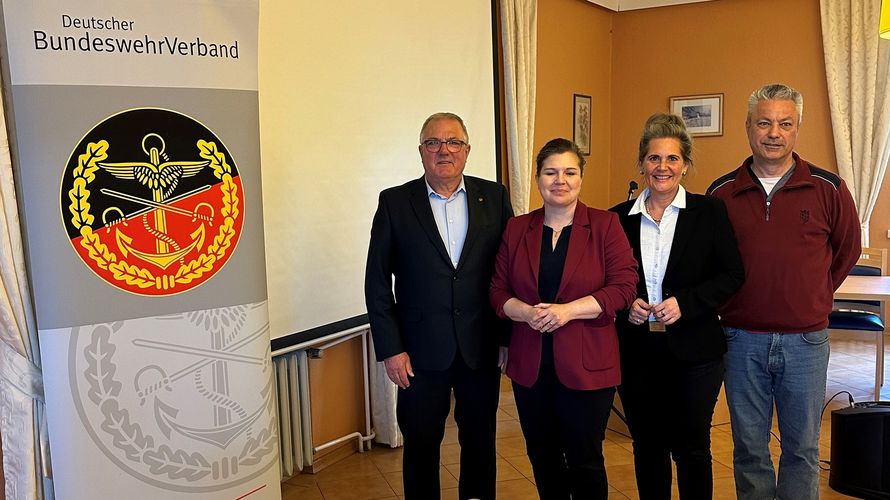 Die Vertreter der KERH Burgenlandkreis Volkhard Riemer (l.) und Matthias Pinkwart (r.) mit den beiden Ehrengästen bei der Mitgliederversammlung, Ministerin Franziska Weidinger (2.v.r.) und Abgeordnete Elke Simon-Kuch. Foto: Holger Koch