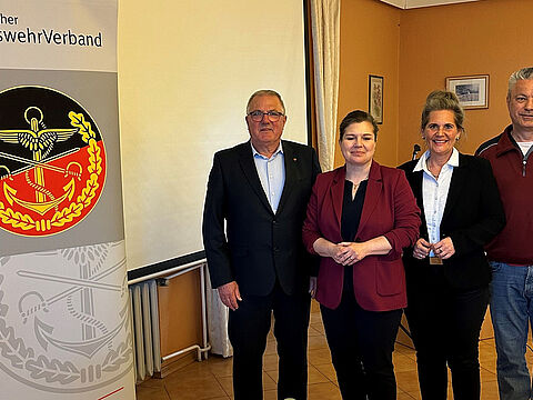 Die Vertreter der KERH Burgenlandkreis Volkhard Riemer (l.) und Matthias Pinkwart (r.) mit den beiden Ehrengästen bei der Mitgliederversammlung, Ministerin Franziska Weidinger (2.v.r.) und Abgeordnete Elke Simon-Kuch. Foto: Holger Koch