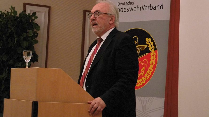 MdB Rudolf Henke, stellvertretender Vorsitzender des Ausschusses für Gesundheit, stellte sich in Aachen den Fragen der Kameradschaftsangehörigen Foto:  KERH Aachen