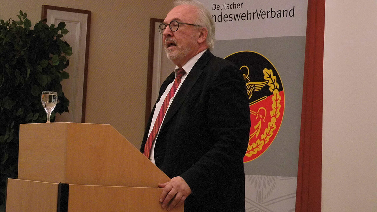 MdB Rudolf Henke, stellvertretender Vorsitzender des Ausschusses für Gesundheit, stellte sich in Aachen den Fragen der Kameradschaftsangehörigen Foto:  KERH Aachen