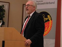 MdB Rudolf Henke, stellvertretender Vorsitzender des Ausschusses für Gesundheit, stellte sich in Aachen den Fragen der Kameradschaftsangehörigen Foto:  KERH Aachen