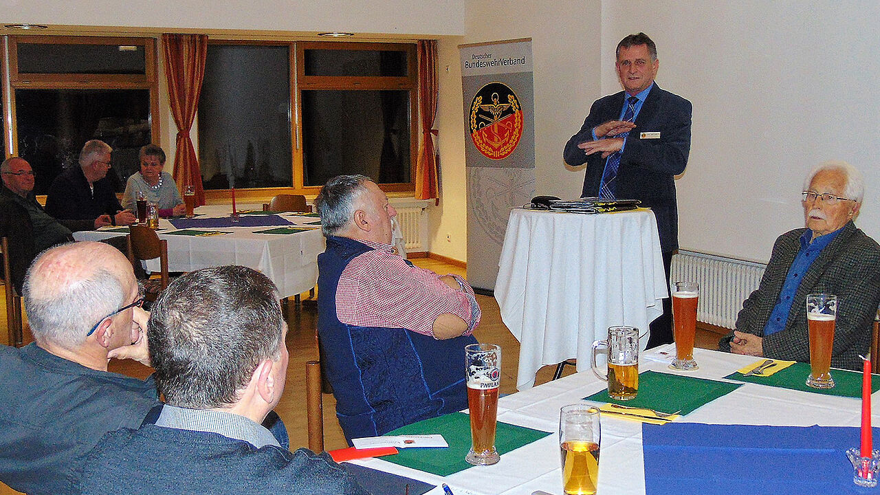 Vorsitzender ERH Bernhard Hauber hat neue Informationen mitgebracht. Foto: DBwV/Jürgen Schreier