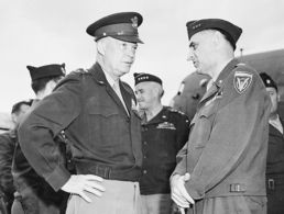 Auf dem  britischen Flugplatz Gatow: Lt. General Lucius D. Clay (r.) mit General Dwight D. Eisenhower. Foto: National Archives and Records Administration