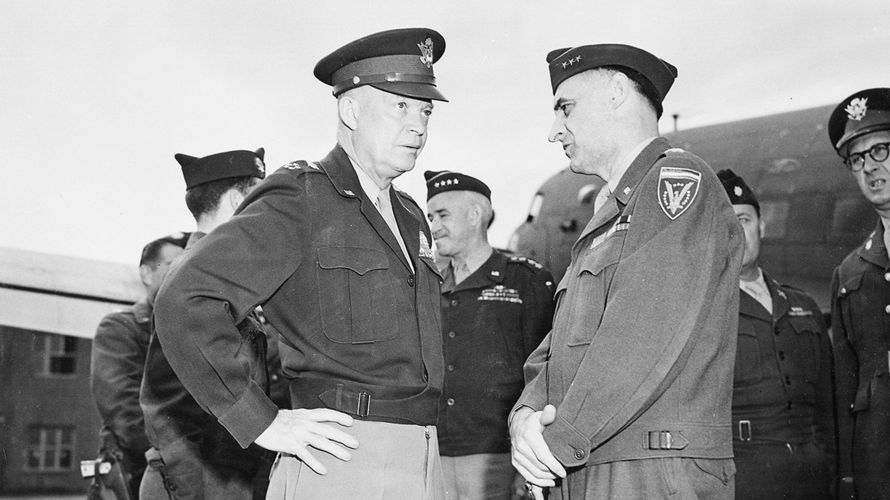 Auf dem  britischen Flugplatz Gatow: Lt. General Lucius D. Clay (r.) mit General Dwight D. Eisenhower. Foto: National Archives and Records Administration