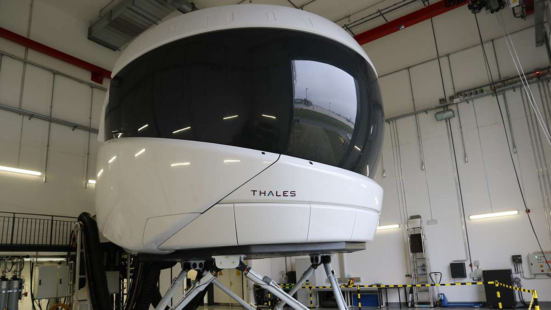 Die neueste Generation des A400M Full-Flight-Simulators in der Ausbildungsinspektion des LTG 62 in Wunstorf. Foto: Bundeswehr/Martin Buschhorn