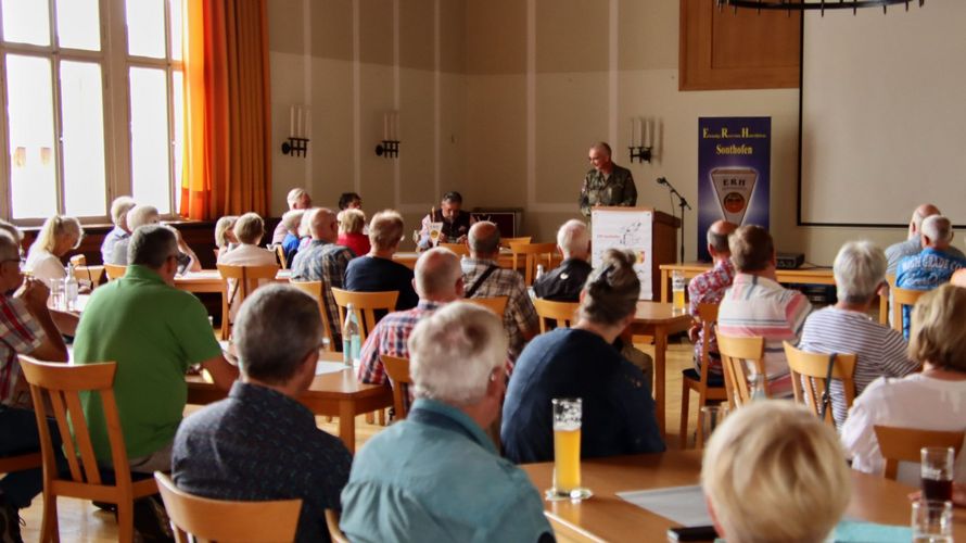 Über 60 Mitglieder der Kameradschaft ERH Sonthofen trafen sich zu ihrem traditionellen Sommerfest im Juli 2024 im Casino der Jägerkaserne. Foto: Wolfgang Kruse