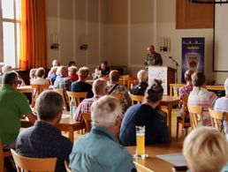 Über 60 Mitglieder der Kameradschaft ERH Sonthofen trafen sich zu ihrem traditionellen Sommerfest im Juli 2024 im Casino der Jägerkaserne. Foto: Wolfgang Kruse