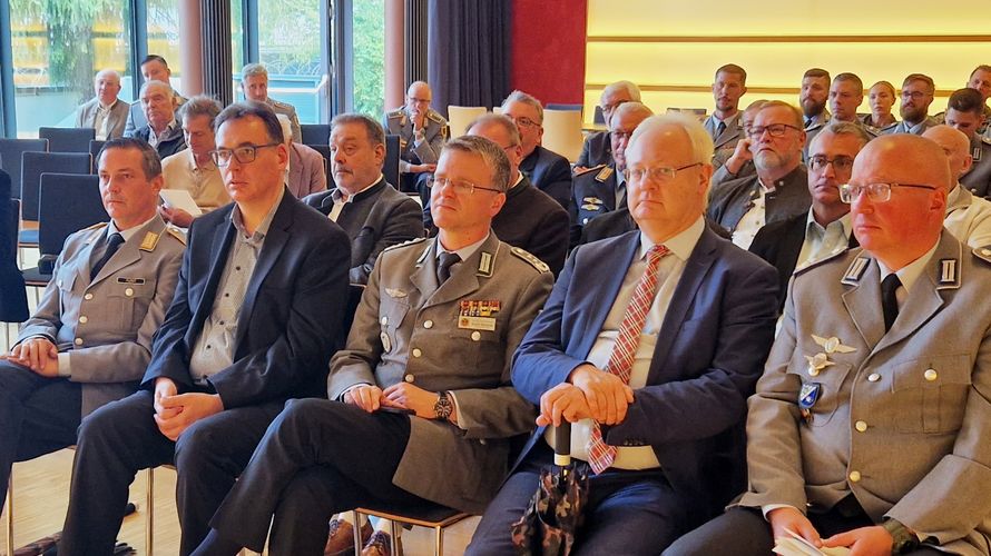 Unter den nahezu 100 Gästen des Festaktes zum 50-jährigem Jubiläum der StoKa Füssen begrüßte StoKa-Vorsitzender Franz Jung zahlreiche Ehrengäste aus der Bundeswehr, der Landes- und Kommunalpolitik sowie Bundesvorsitzenden Oberst André Wüstner. Foto: FJ