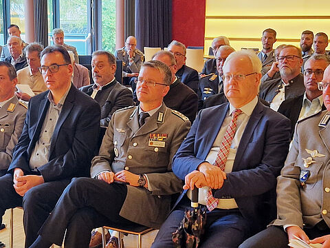 Unter den nahezu 100 Gästen des Festaktes zum 50-jährigem Jubiläum der StoKa Füssen begrüßte StoKa-Vorsitzender Franz Jung zahlreiche Ehrengäste aus der Bundeswehr, der Landes- und Kommunalpolitik sowie Bundesvorsitzenden Oberst André Wüstner. Foto: FJ