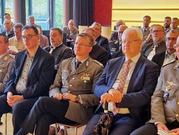 Unter den nahezu 100 Gästen des Festaktes zum 50-jährigem Jubiläum der StoKa Füssen begrüßte StoKa-Vorsitzender Franz Jung zahlreiche Ehrengäste aus der Bundeswehr, der Landes- und Kommunalpolitik sowie Bundesvorsitzenden Oberst André Wüstner. Foto: FJ