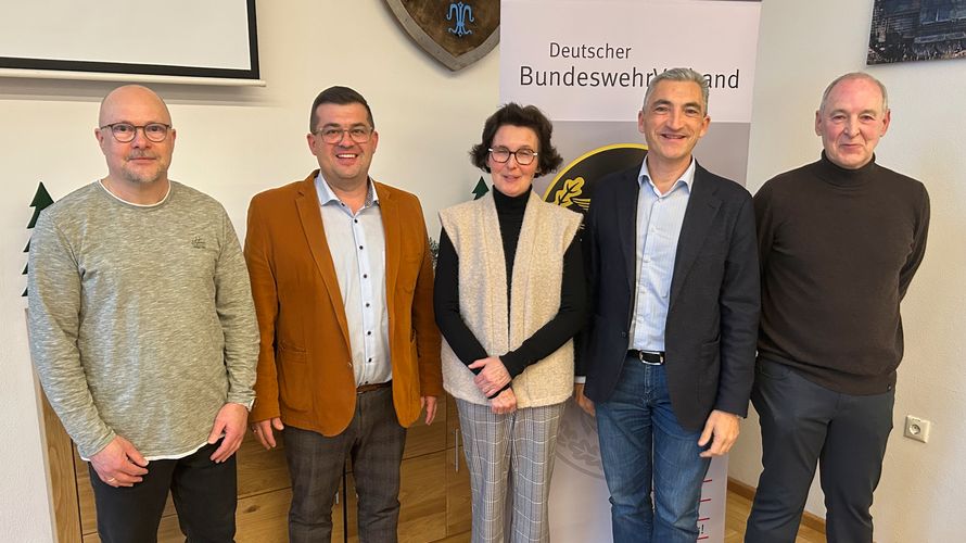 KERH-Vorsitzender Ralf Habenicht mit Bürgermeister Andreas Kroner, RAR‘in Angelika Noeske, Landrat Dr. Ronny Raith sowie Stellvertreter J. Hauf. Foto: Markus Hauf