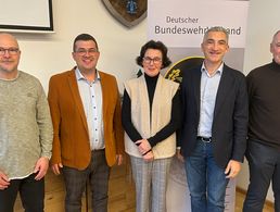 KERH-Vorsitzender Ralf Habenicht mit Bürgermeister Andreas Kroner, RAR‘in Angelika Noeske, Landrat Dr. Ronny Raith sowie Stellvertreter J. Hauf. Foto: Markus Hauf