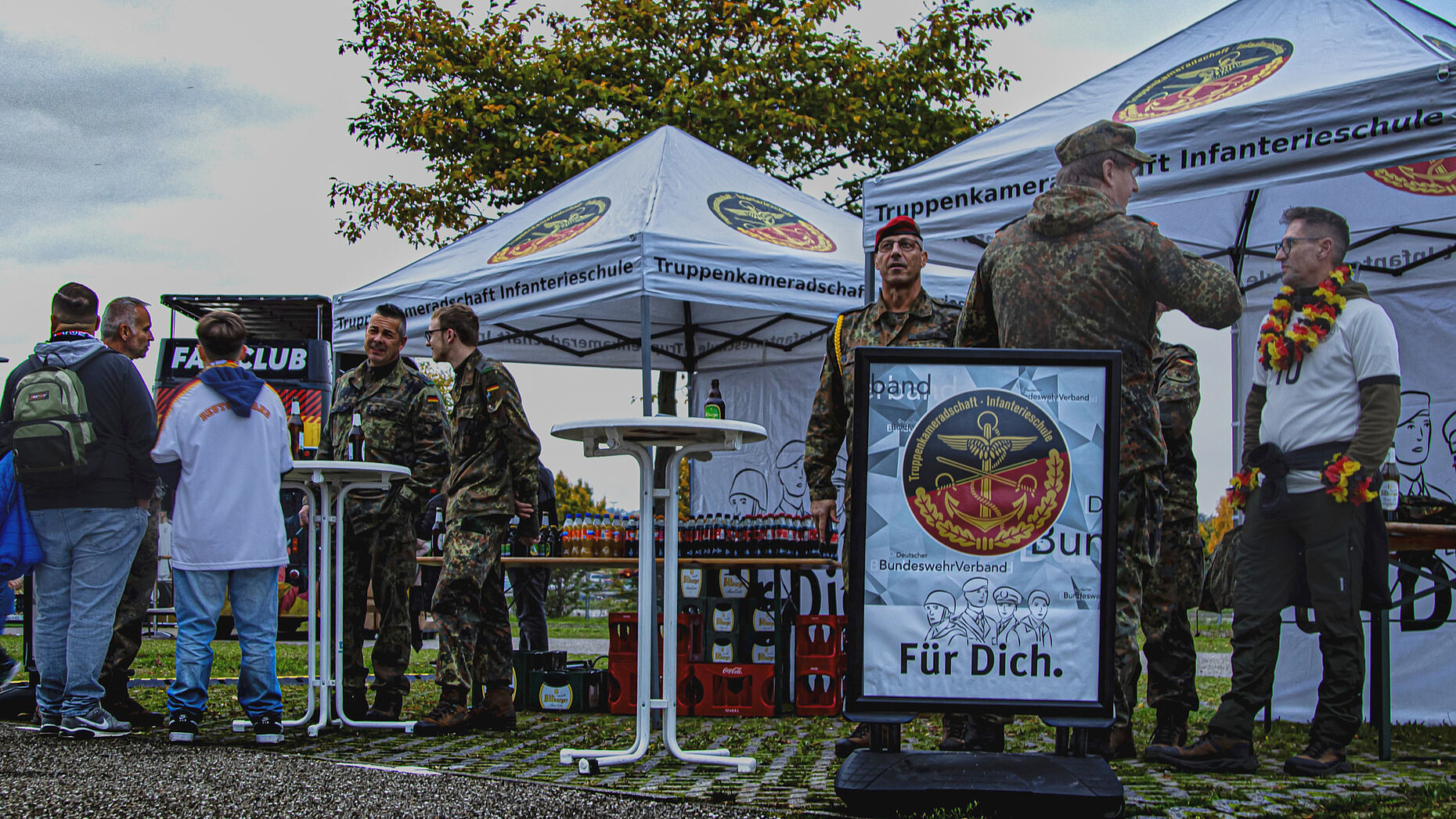 Bereits vor dem Spiel am Info-Stand der TruKa Infanterieschule kamen Soldaten und Mandatsträger des DBwV mit zivilen Fans ins Gespräch. Foto: Günther Ludwig