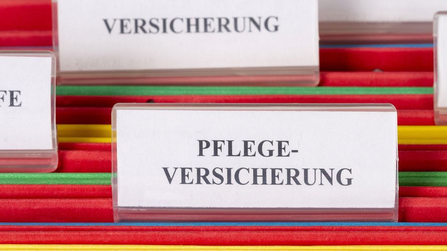 In den gesetzlichen Grundlagen der Pflegeversicherung lauert eine Falle, die viel Geld kosten kann, wenn man nicht aufpasst. Foto: picture alliance / CHROMORANGE / Weingartner