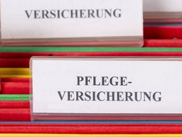 In den gesetzlichen Grundlagen der Pflegeversicherung lauert eine Falle, die viel Geld kosten kann, wenn man nicht aufpasst. Foto: picture alliance / CHROMORANGE / Weingartner