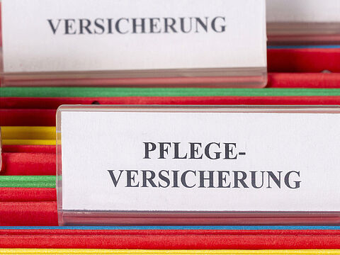 In den gesetzlichen Grundlagen der Pflegeversicherung lauert eine Falle, die viel Geld kosten kann, wenn man nicht aufpasst. Foto: picture alliance / CHROMORANGE / Weingartner