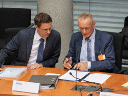 Für den DBwV im Petitionsausschuss: Albrecht Kiesner (r.) und Thomas Kamenzky, Mitarbeiter der Abteilung Recht. Foto: DBwV/Yann Bombeke