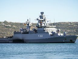 Die Korvette "Oldenburg" verlässt Anfang Dezember den Hafen von Souda auf Kreta. Seit Ende Oktober unterstützt die "Oldenburg" beim Einsatz Sea Guardian. Foto: Bundeswehr/Nico Theska