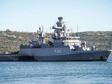 Die Korvette "Oldenburg" verlässt Anfang Dezember den Hafen von Souda auf Kreta. Seit Ende Oktober unterstützt die "Oldenburg" beim Einsatz Sea Guardian. Foto: Bundeswehr/Nico Theska