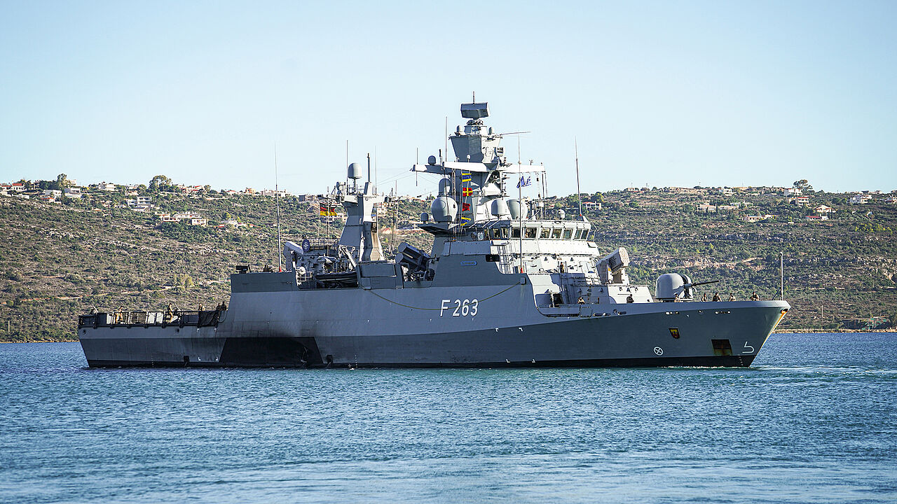 Die Korvette "Oldenburg" verlässt Anfang Dezember den Hafen von Souda auf Kreta. Seit Ende Oktober unterstützt die "Oldenburg" beim Einsatz Sea Guardian. Foto: Bundeswehr/Nico Theska