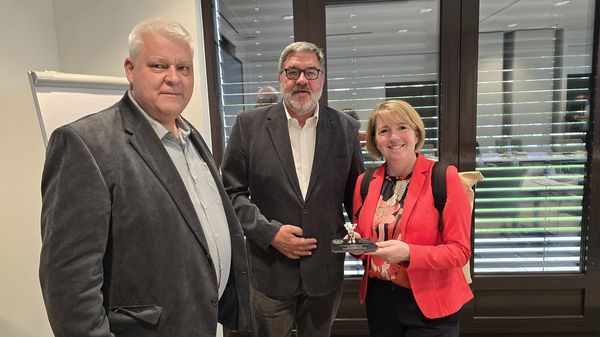Ingo Zergiebel (l.) und Ernst Wendland bedankten sich bei Anette Naumann mit einem kleinen Berliner Buddy-Bären. Foto: Ingo Zergiebel