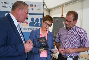 Der Landesvorsitzende Ost, Hauptmann a.D. Uwe Köpsel, und der SVS-Geschäftsführer Hauptmann a.D. Wolfgang Bender (r.) überreichten der Ministerin eine DVD des Dokumentarfilms „Stiller Kamerad“. Foto: DBwV/Kruse