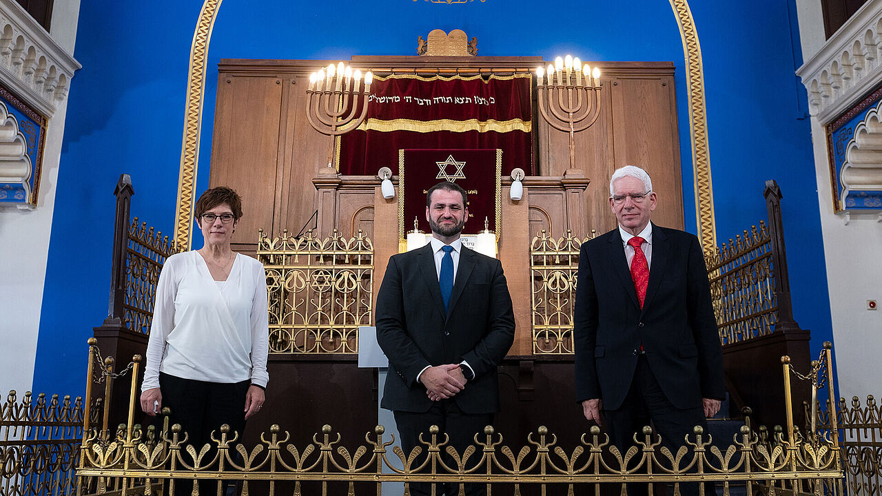 Verteidigungsministerin Annegret Kramp-Karrenbauer, Zsolt Balla (M.), Landesrabbiner von Sachsen, und Josef Schuster, Präsident des Zentralrates der Juden, stehen in der Synagoge von Leipzig nebeneinander. Balla wurde zuvor im Rahmen eines feierlichen Aktes in das Amt des Militärbundesrabbiners eingeführt. picture alliance/dpa/dpa-Zentralbild | Hendrik Schmidt