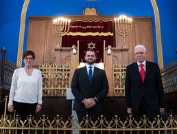 Verteidigungsministerin Annegret Kramp-Karrenbauer, Zsolt Balla (M.), Landesrabbiner von Sachsen, und Josef Schuster, Präsident des Zentralrates der Juden, stehen in der Synagoge von Leipzig nebeneinander. Balla wurde zuvor im Rahmen eines feierlichen Aktes in das Amt des Militärbundesrabbiners eingeführt. picture alliance/dpa/dpa-Zentralbild | Hendrik Schmidt