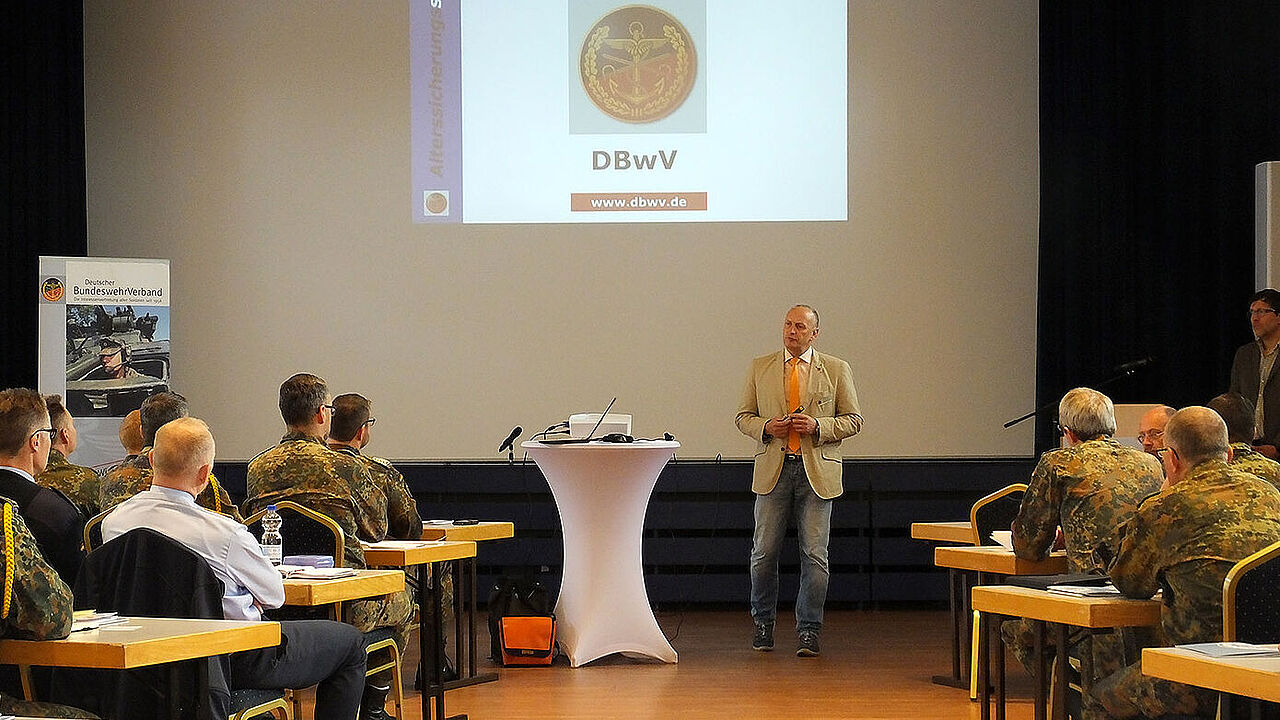 Der Vorsitzende Ehemalige im Landesverband Nord, Oberstabsfeldwebel a.D. Uwe Schenkel moderierte die Veranstaltung (Foto: LV Nord/DBwV)