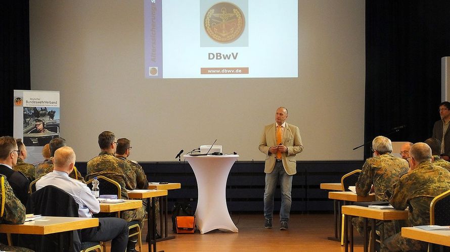 Der Vorsitzende Ehemalige im Landesverband Nord, Oberstabsfeldwebel a.D. Uwe Schenkel moderierte die Veranstaltung (Foto: LV Nord/DBwV)
