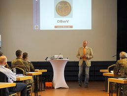 Der Vorsitzende Ehemalige im Landesverband Nord, Oberstabsfeldwebel a.D. Uwe Schenkel moderierte die Veranstaltung (Foto: LV Nord/DBwV)
